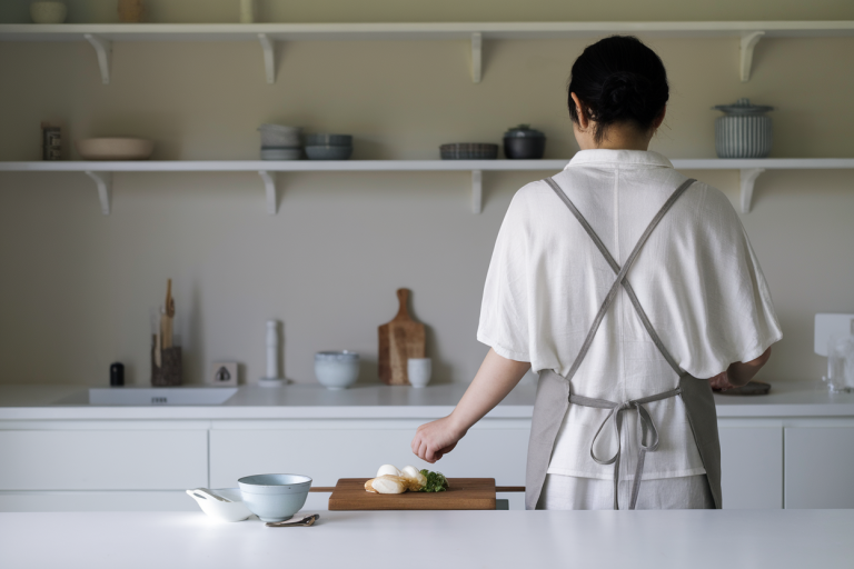 Quels sont les avantages du tablier japonais dans une vie minimaliste ?
